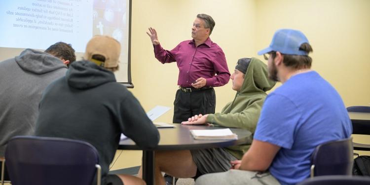 Students learning during a digital marketing class